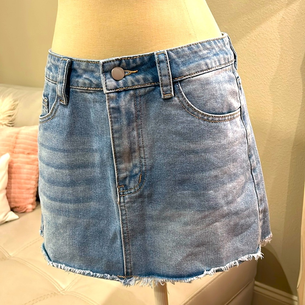 Denim skirt w/ fringe hem